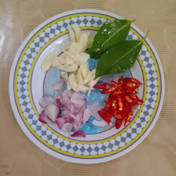 Iris bawang putih, bawang merah, dan juga cabe.