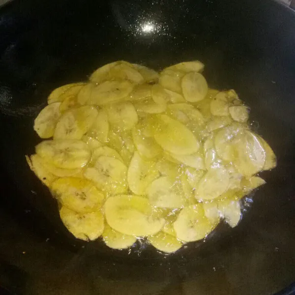 Siapkan pan dan panaskan minyak, goreng pisang sampai kering dan matang. Angkat dan tiriskan.