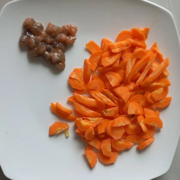 Bersihkan udang, lalu potong kecil kemudian kupas kulit wortel, kemudian dibelah menjadi 2 bagian lalu potong kecil.