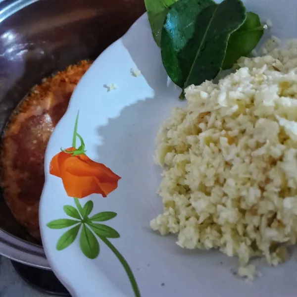 Masukkan daun jeruk purut, bawang putih cincang dan masak hingga mendidih.