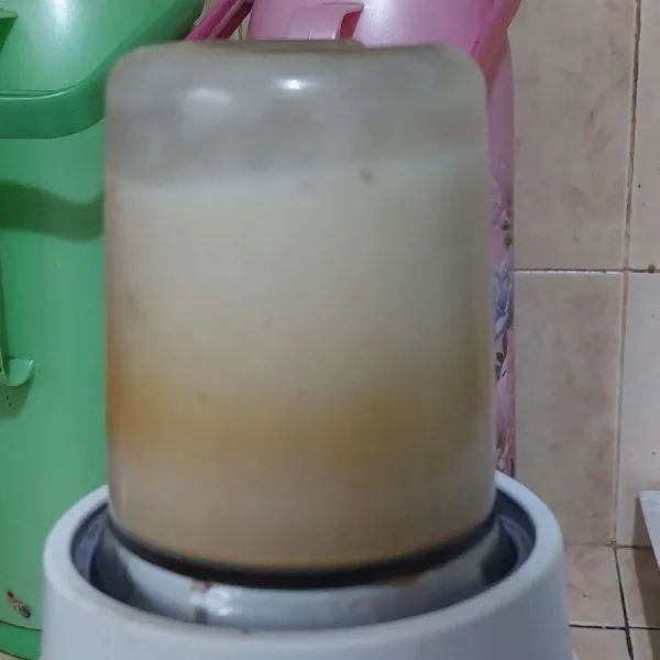 Blender sirsak bersama air es.