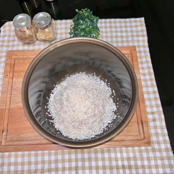Cuci bersih beras dan masukkan kedalam wadah magicom.