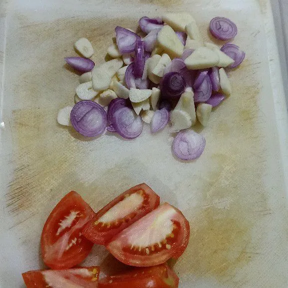 Iris bawang merah dan bawang putih. Cuci bersih tomat lalu iris sesuai selera.