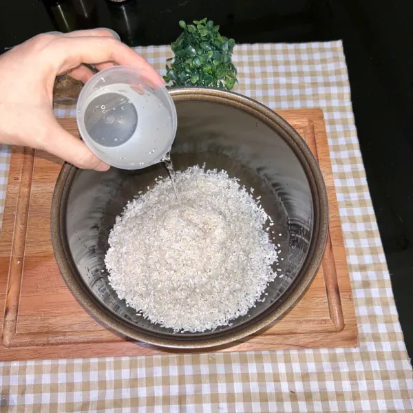 Masukkan air, untuk takaran air bisa disesuaikan seperti memasak nasi biasa.