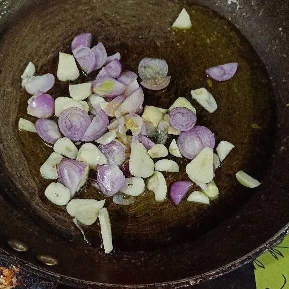 Siapkan wajan lalu beri minyak. Setelah minyak panas masukkan irisan bawang. Oseng sampai tercium harum.