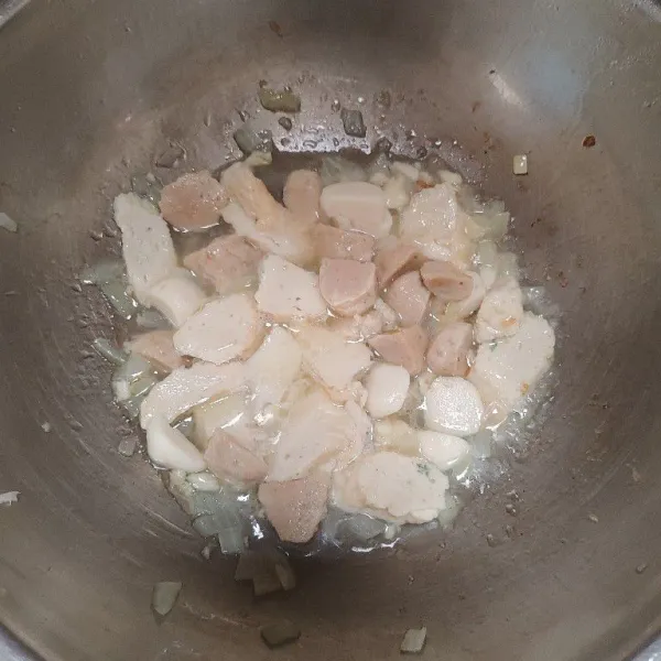 Tumis bawang putih dan bawang bombay sampai harum. Lalu masukan bakso aduk rata dan tambahkan air secukupnya.