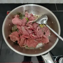 Lalu masukkan daging sapi, tumis hingga daging berubah warna.
