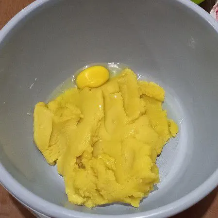 Setelah hangat mixer masukan telur satu persatu sampai rata.