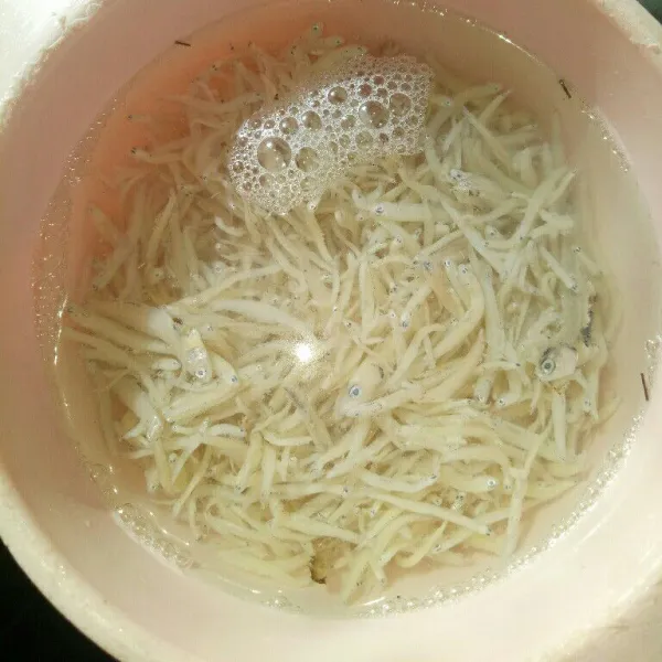 Rendam teri nasi di air hangat selama 5 menit,cuci bersih lalu tiriskan. Kemudian goreng sampai kering.