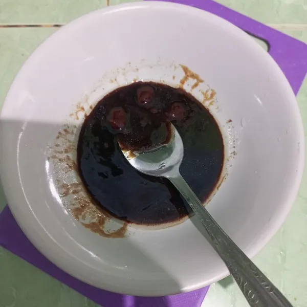 Campurkan semua saus dan kecap lalu aduk hingga tercampur.