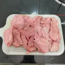 Cuci bersih daging sapi, lalu iris tipis.