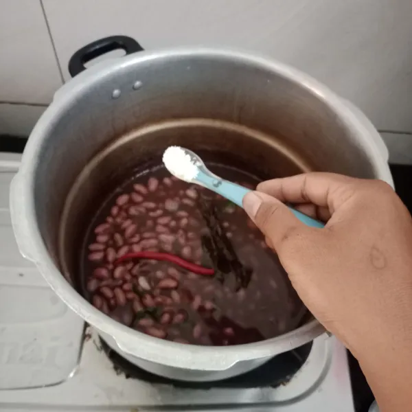 Tambahkan penyedap rasa dan gula. Tes rasa