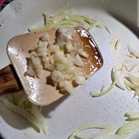 Masukkan cincangan bawang putih, tumis hingga harum.