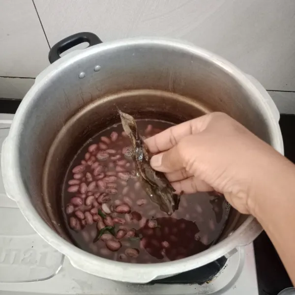 Masukan salam pada air rebusan kacang