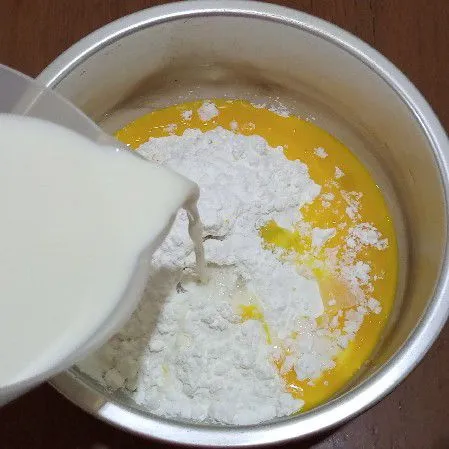 Buat vlanya dahulu, campur gula, maizena, vanila, garam dan kuning telur tuang susu secara bertahap sambil diaduk rata.