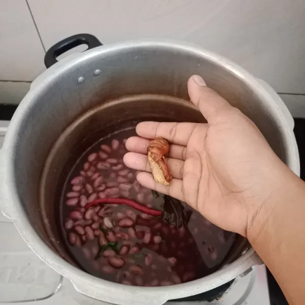 Masukan lengkuas. Masak sup kacang sampai matang (saya presto 10 menit pada resep ini)
