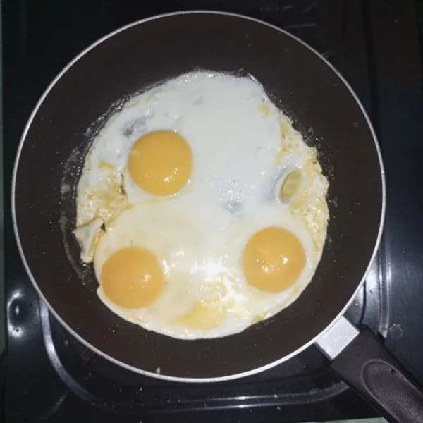 Pecahkan telur diatas teflon dan tambahkan garam secukupnya.