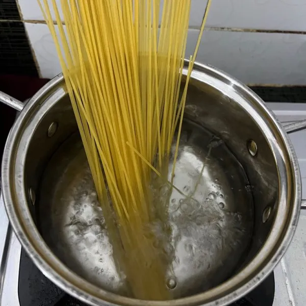 Panaskan air hingga mendidih, tambahkan garam. Rebus pasta hingga al dente. Disini pakai spaghetti ukuran biasa maka direbus selama 7-8 menit.