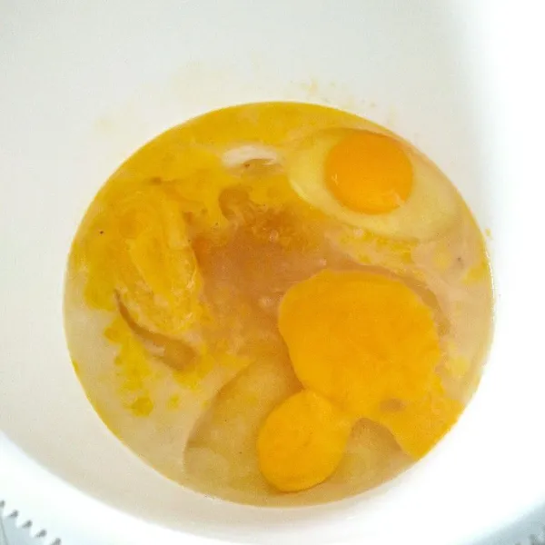 Mixer telur, sp, gula dan susu kental manis dengan kecepatan tinggi, hingga putih pucat.