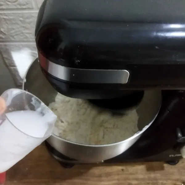 Campur tepung, ragi dan gula. Campur bahan cair dan tuang bahan cair secara bertahap. Uleni menggunakan mixer sampai setengah kalis.