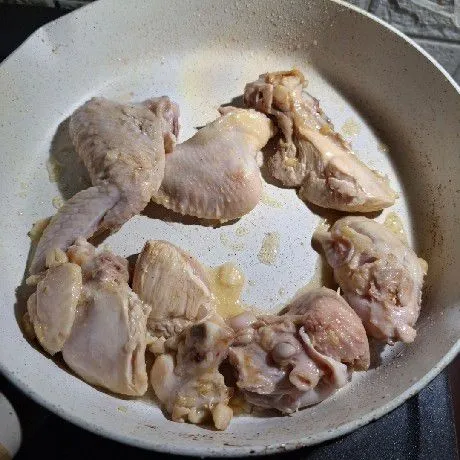 Cuci ayam baluri dengan perasan jeruk nipis, tumis ke dalam wajan dengan tumisan bawang putih, tumis ayam hingga berubah warna dan setengah matang.