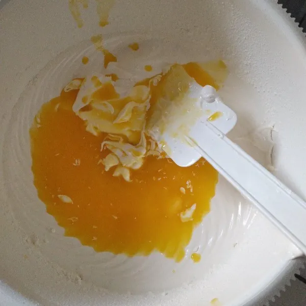 Setelah itu tambahkan margarin yang sudah di lelehkan, lalu aduk balik hingga rata.