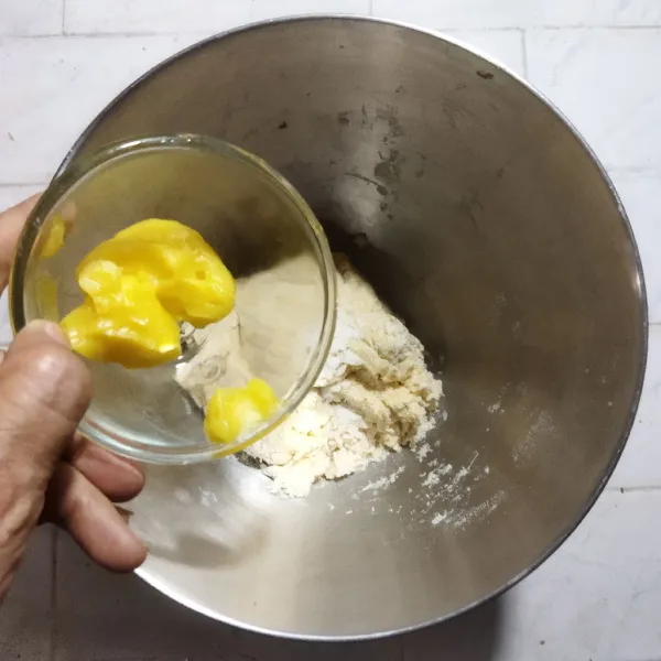 Masukkan butter dan garam. Uleni kembali hingga kalis elastis, dengan membentuk windowpane.