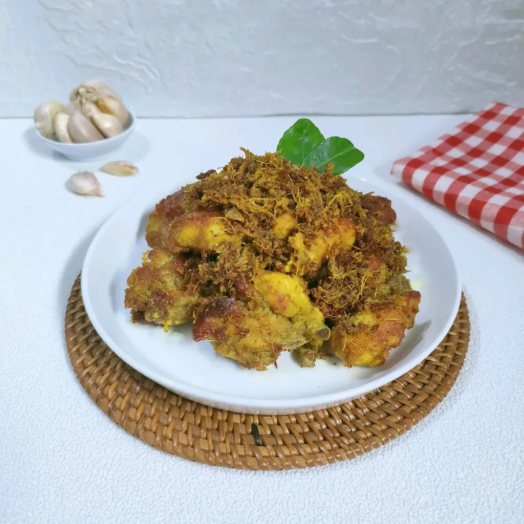 Potongan lengkuas yang dipotong vertikal untuk ayam goreng