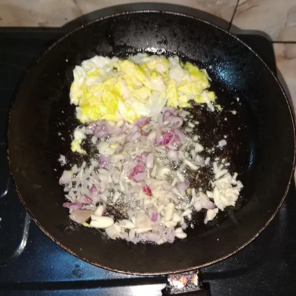 Sisihkan telur lalu masukan bawang merah dan bawang putih cincang.