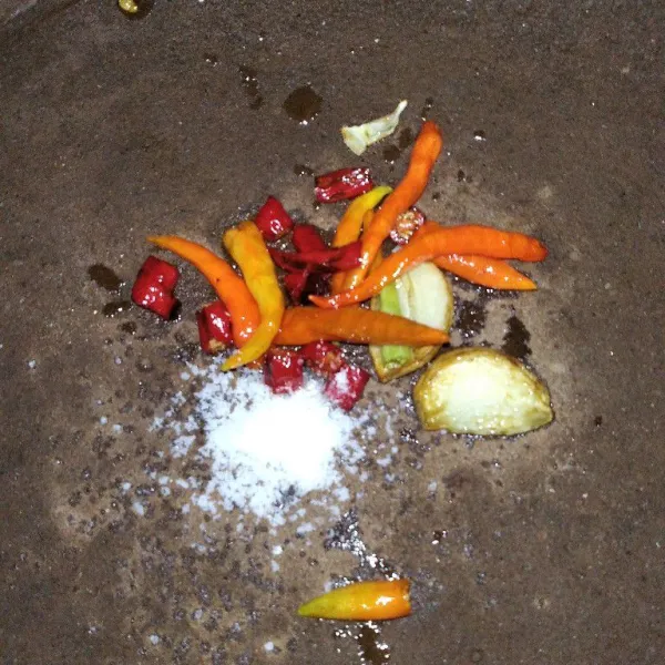 Goreng cabai keriting,rawit, dan bawang putih, kemudian haluskan, beri garam.
