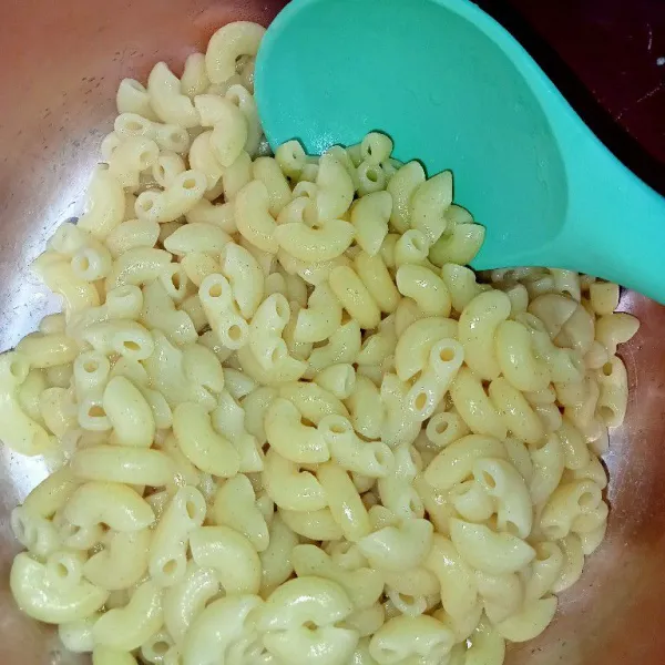 Rebus macaroni hingga al dente, tiriskan.