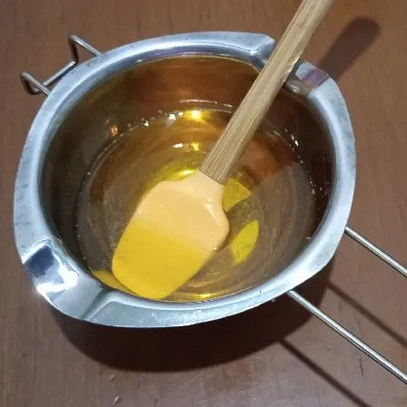 Lelehkan margarin sisihkan dahulu hingga hangat.