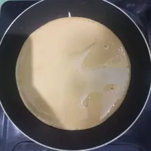 Panaskan teflon, tuangkan adonan pancong, masak sebentar saja, tunggu bagian bawah pancong saja yang matang lalu angkat.