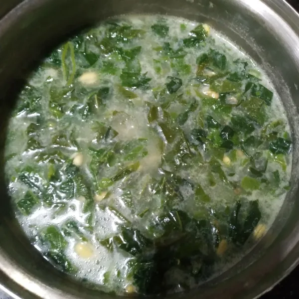 Masukkan daun singkong. Masak lagi sampai mendidih/ matang.