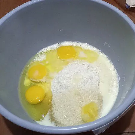 Campur telur, gula pasir, sp, terigu, vanili, garam dan susu mixer dengan speed tinggi sampai mengembang kental berjejak.