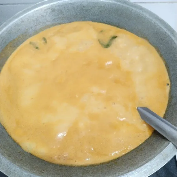 Masak sampai mendidih sambil terus diaduk agar santan tidak pecah.