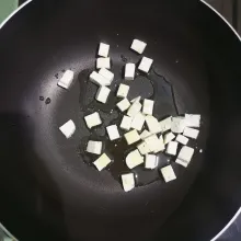 Panaskan minyak lalu goreng tahu hingga matang, angkat.