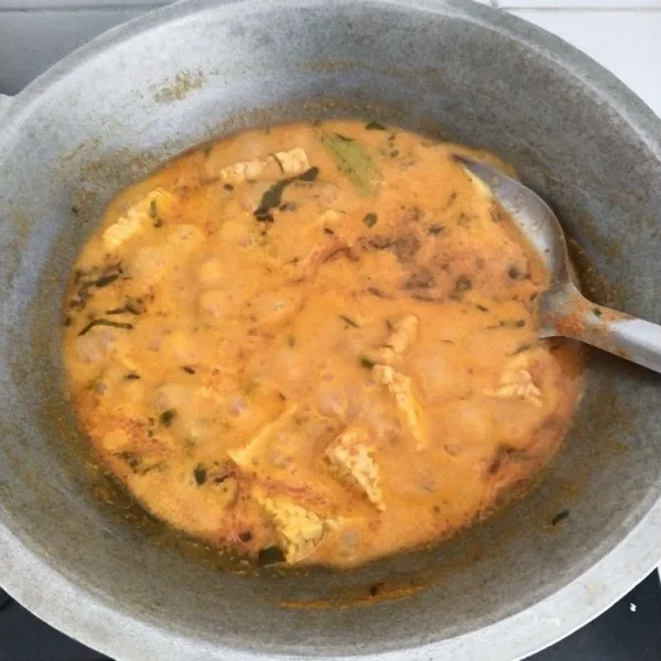 Masak sampai kuah menyusut dan berminyak, icip rasa dan angkat.