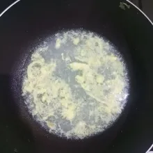Tambahkan telur lalu aduk hingga seperti ini.
