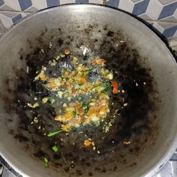Tumis bumbu dan irisan daun jeruk dengan sedikit minyak.