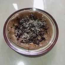 Letakkan pancong diatas piring saji, tambahkan choco crunchy, meses, keju parut.