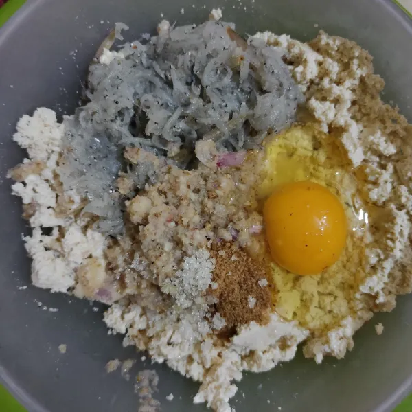 Campurkan tahu, teri nasi, telur, bumbu halus, kaldu bubuk dan gula pasir, aduk rata.