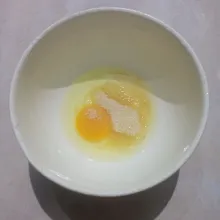 Pecahkan telur, gula dan baking soda, campurkan lalu diamkan semalaman.