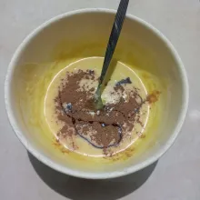 Tambahkan bubuk coklat dan susu coklat, campurkan.