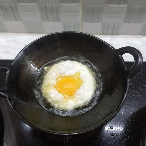 Ceplok telur setengah matang, dimatangkan saat proses berikutnya.