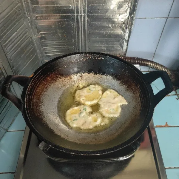 Panaskan minyak, goreng hingga kuning kecoklatan.