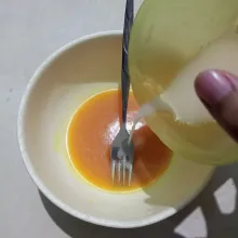 Tuangkan susu cair lalu aduk.
