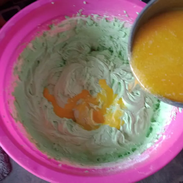 Masukkan mentega cair aduk menggunakan teknik aduk balik hingga tidak ada mentega yang mengendap di dasar adonan.