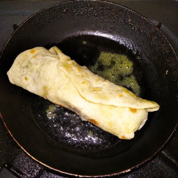 Panakan teflon, lalu lelehkan margarin, panggang tortilla yang sudah di isi hingga matang sempurna, burrito ayam geprek siap disajikan.