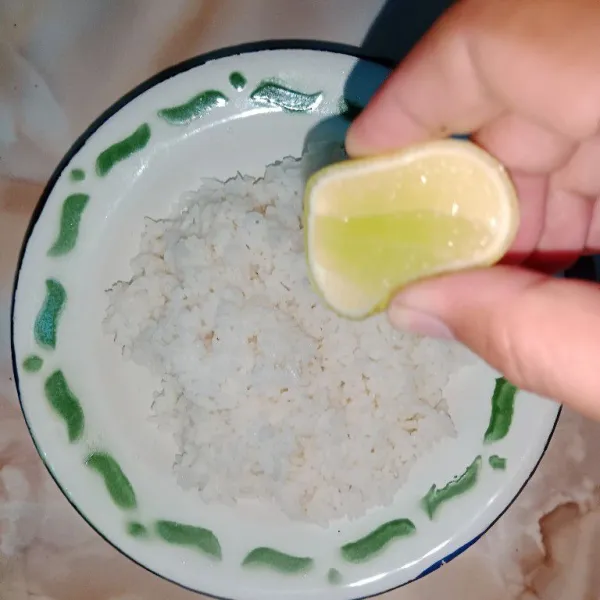 Tambahkan air lemon dalam nasi hangat.
